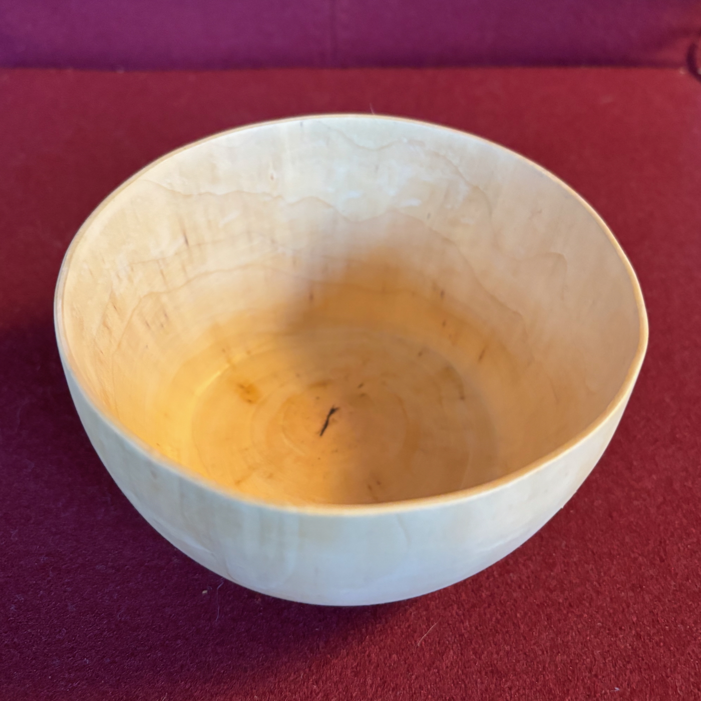 Dungedraaid schaaltje van nat Perenhout