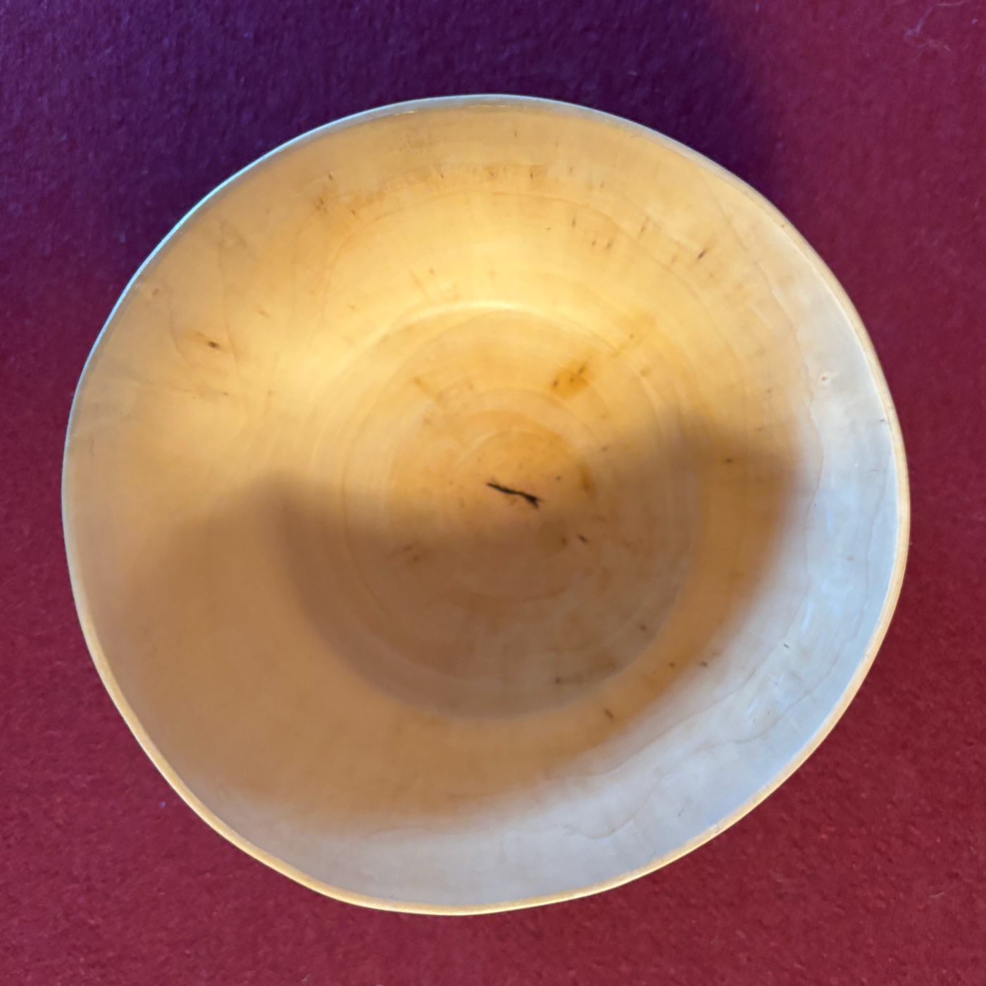 Vers perenhout. Diameter: 11,5 cm, hoogte: 7cm, dikte: 2-3mm. Gedraaid met haak (recht, 8mm). Afgewerkt met Osmo hardwax (3041, 3062). 5 januari 2025. De vervorming treedt op tijdens het drogen.