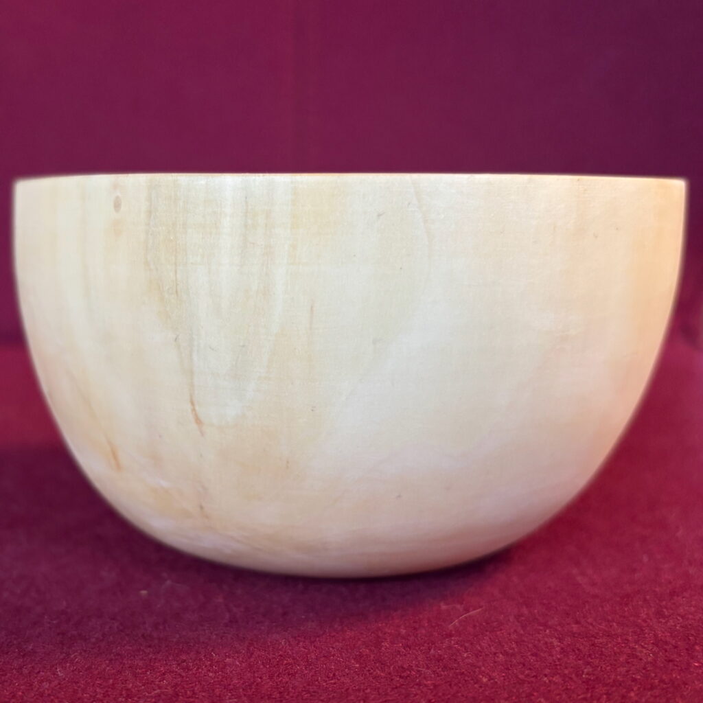 Vers perenhout. Diameter: 11,5 cm, hoogte: 7cm, dikte: 2-3mm. Gedraaid met haak (recht, 8mm). Afgewerkt met Osmo hardwax (3041, 3062). 5 januari 2025. De vervorming treedt op tijdens het drogen.