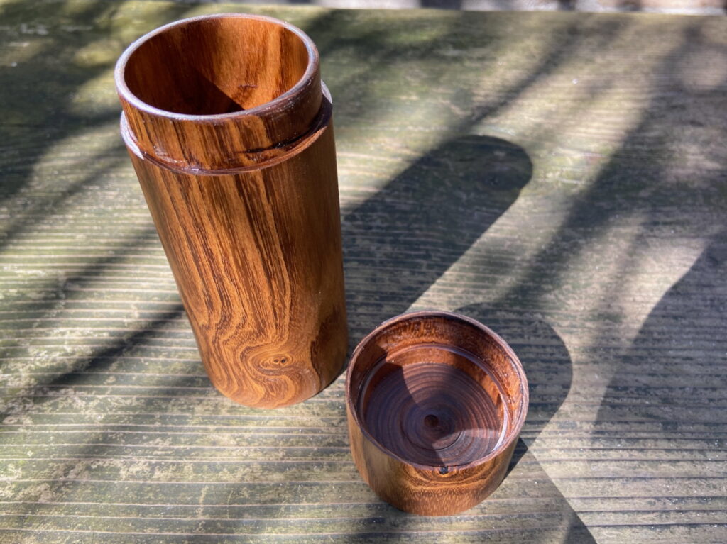 Busje van goudenregen afgewerkt met Danish oil van de Cokerije. 22 maart 2020.