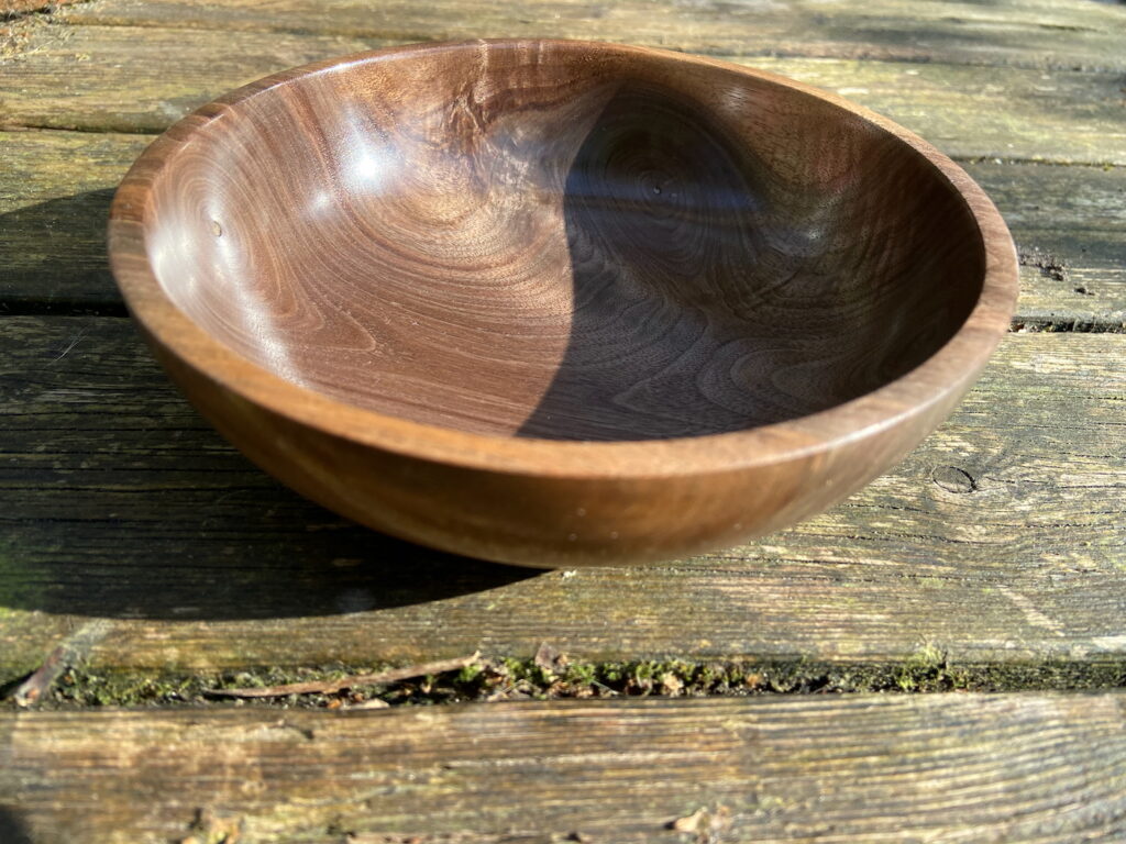 Zwarte noot. Chestnut Sanding sealer, EEE Ultra Shine en vervolgens Shellawax Cream. 27 april 2020.