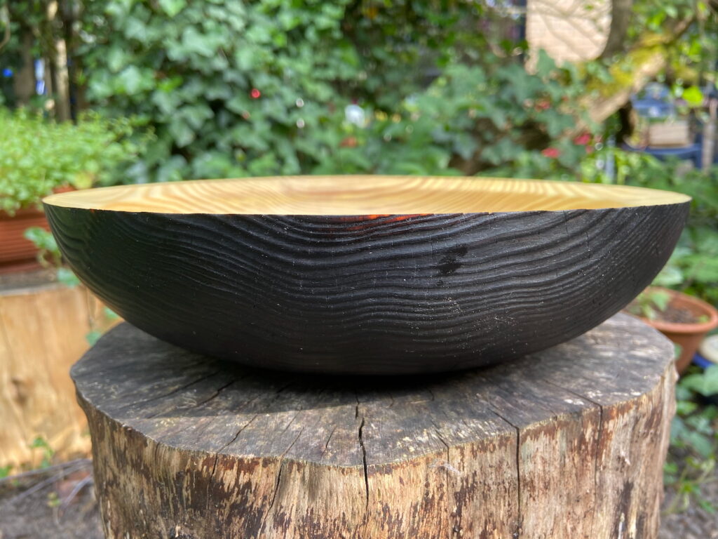 Grenenschaal waar al scheuren in zat. Gebrand. Daarna met Abranet 180 geschuurd. Afgewerkt met bijenwas boenwas. 8 mei 2020.