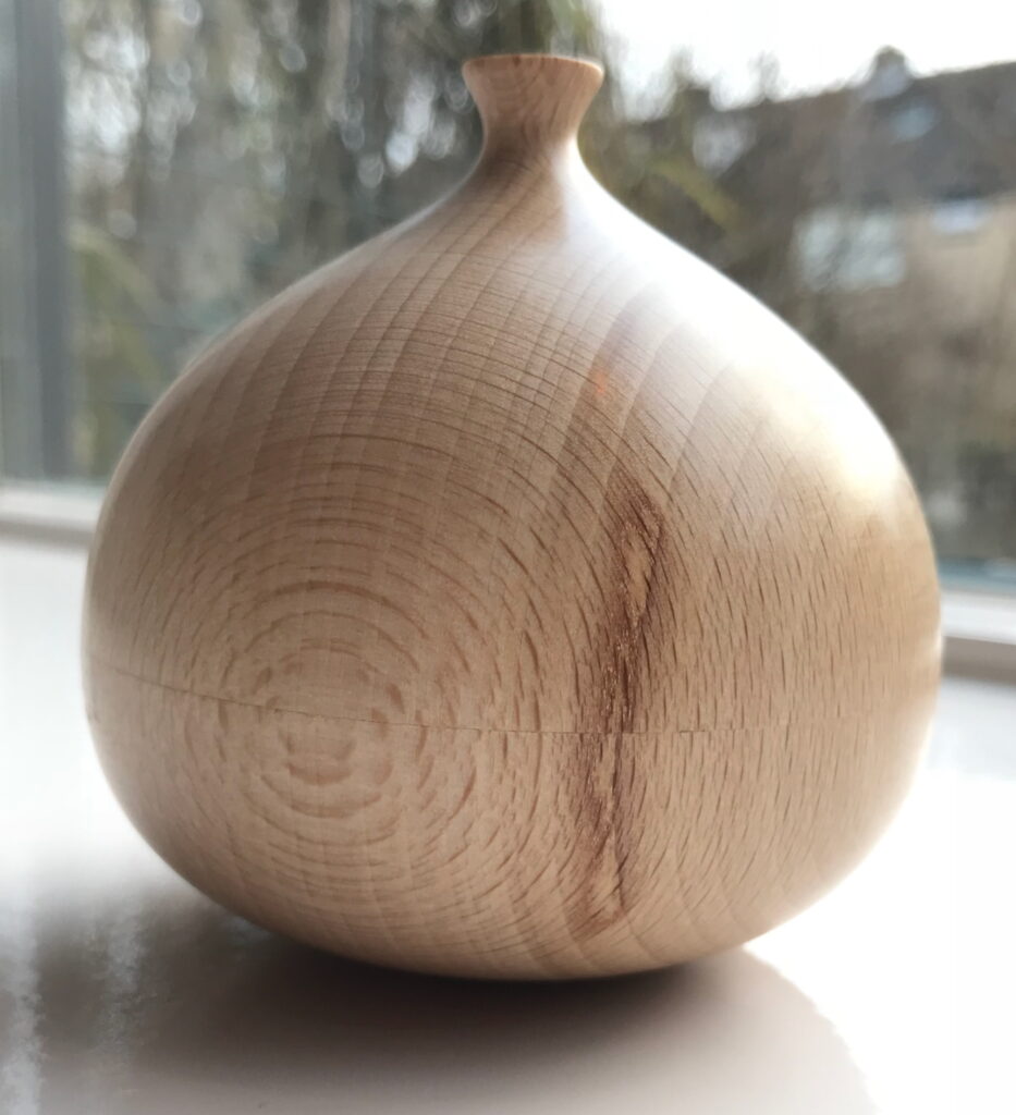 Kerstvakantie. Uitgehold beukenhout afgewerkt met Chestnut cellulose sanding sealer en friction polish. 27 dec 2017.