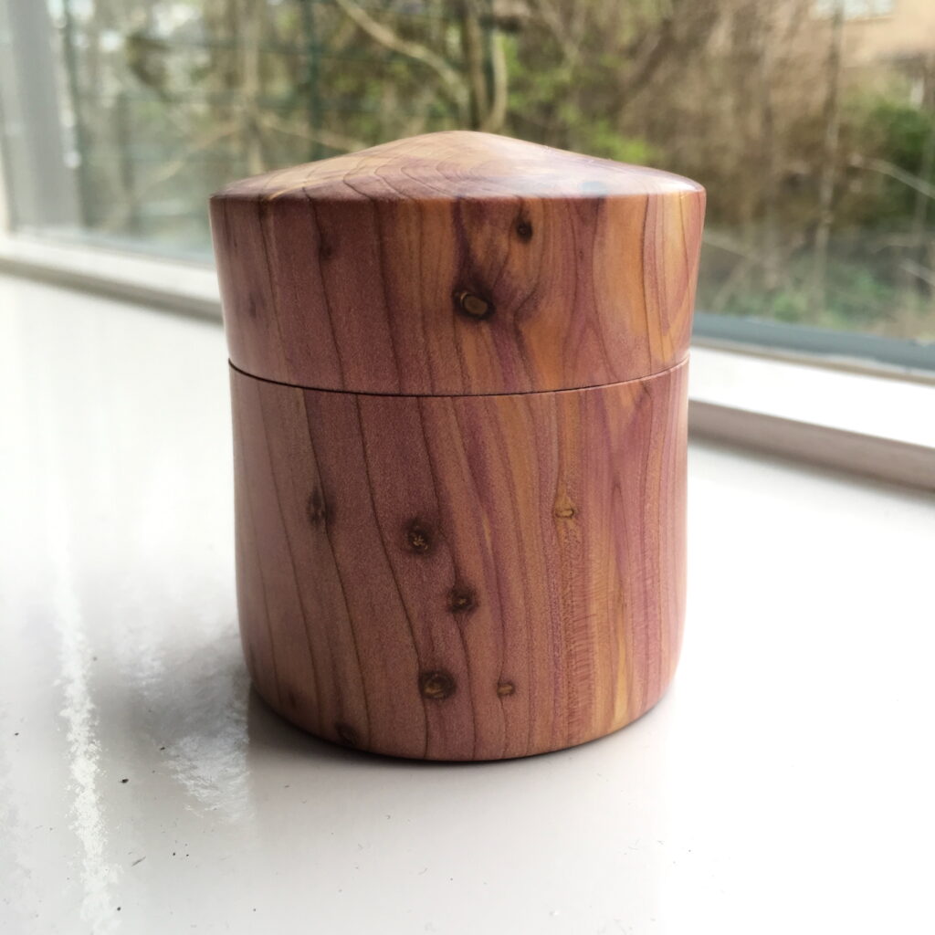 Doosje van jeneverbeshout. Geschuurd tot P2500 zonder verdere afwerking om geur te behouden. 19 maart 2017.