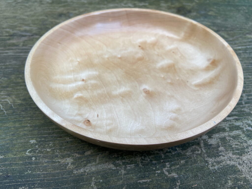 Schaaltje van gemoesteerd berken. Afgewerkt met Chestnut Cellulose Sanding Sealer, Chestnut Melamine lak en Woodwax 22. 8 april 2020.