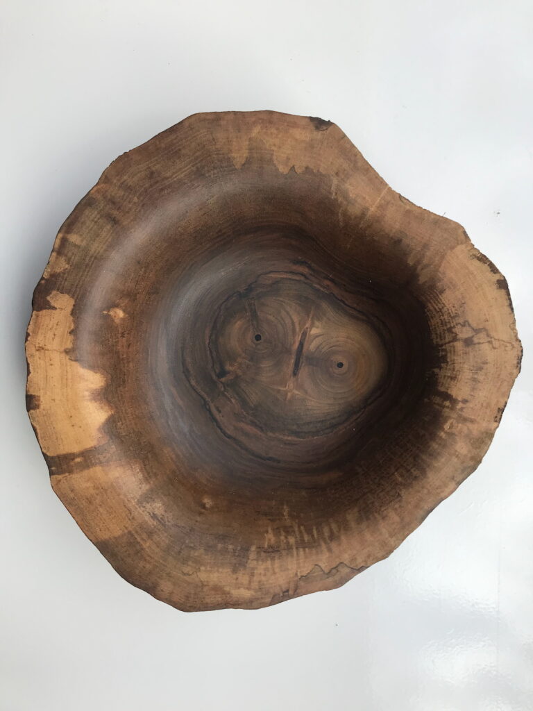 Notenhout afgewerkt met Danish oil. 8* dun opgebracht en met staalwol 5*0 gepolijst tussen iedere laag. 8 maart 2019.