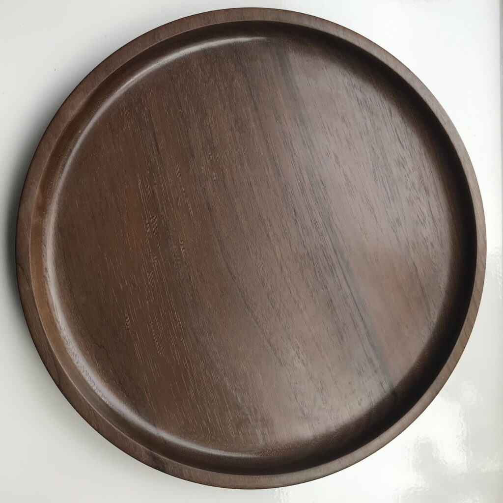 Dienblad Amerikaans Noten gestoomd afgewerkt met Chestnut Microcrystalline Wax. 30 mei 2019.