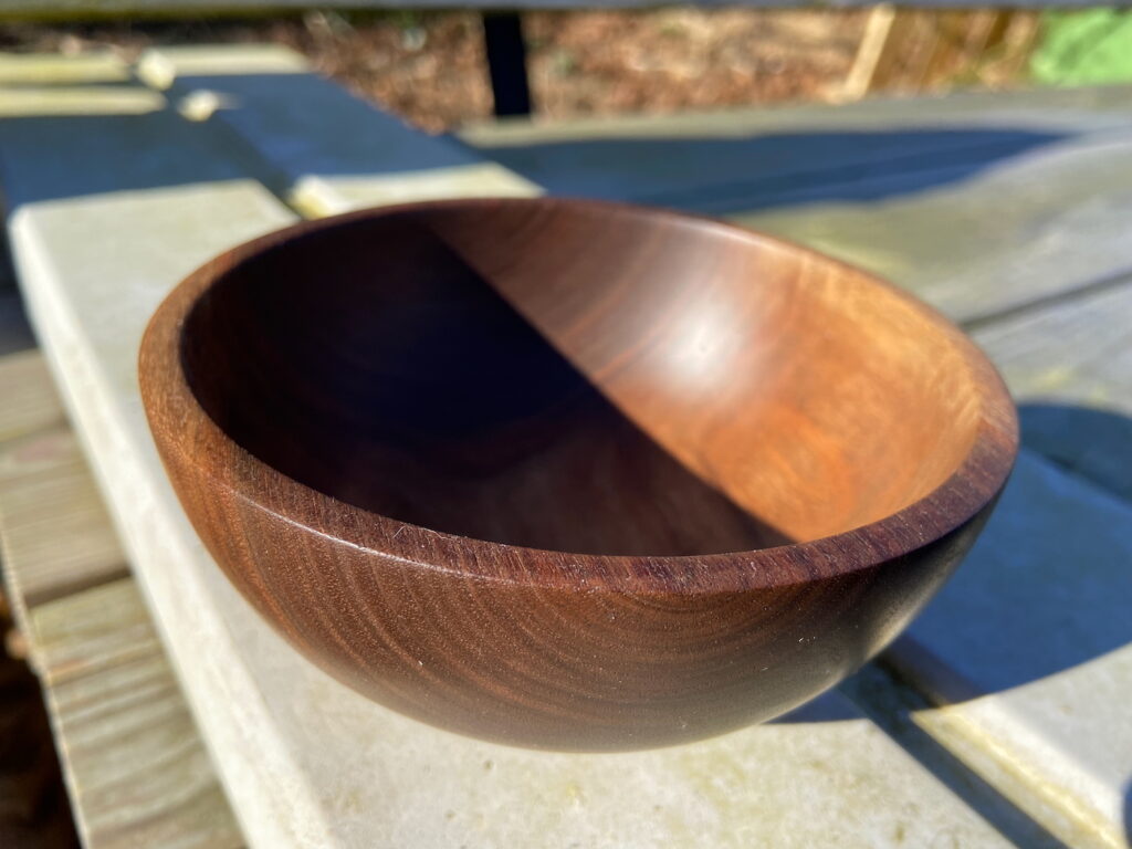 Zwarte noot afgewerkt met mengsel sinaasappelolie en walnootolie. 27 februari 2022.