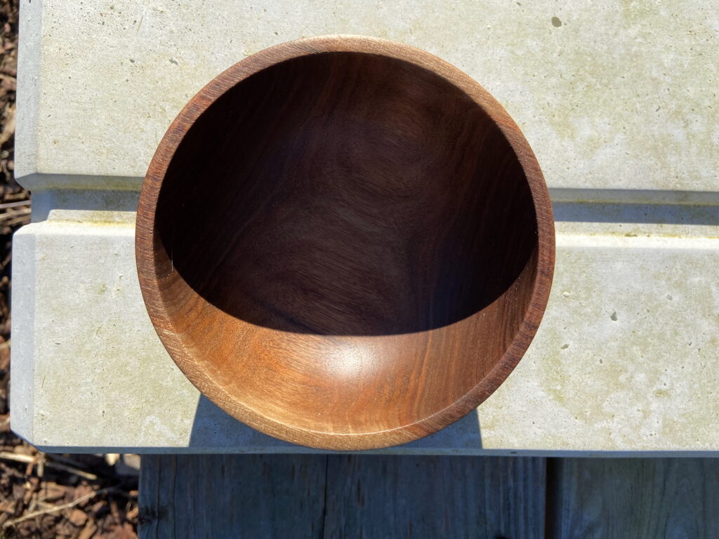 Zwarte noot afgewerkt met mengsel sinaasappelolie en walnootolie. 27 februari 2022.