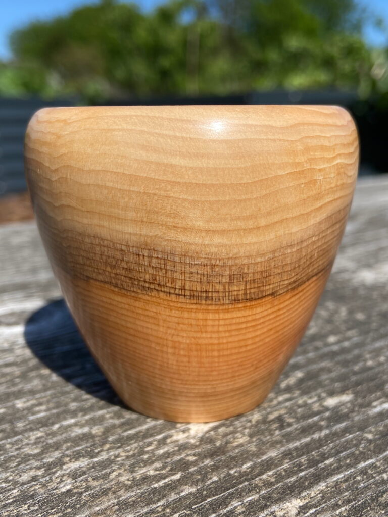 Taxus siervaasje afgewerkt met Shellawax liquid. 15 mei 2022.