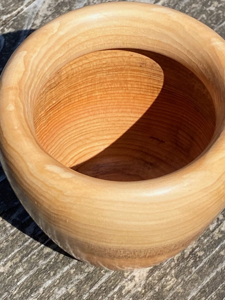 Taxus siervaasje afgewerkt met Shellawax liquid. 15 mei 2022.