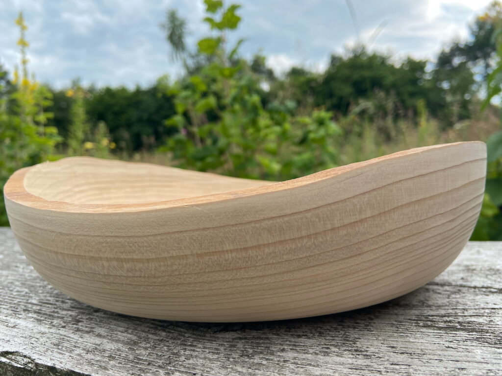 Onbekend houtsoort. Een "natural edge" schaal. 1 juli 2022. 