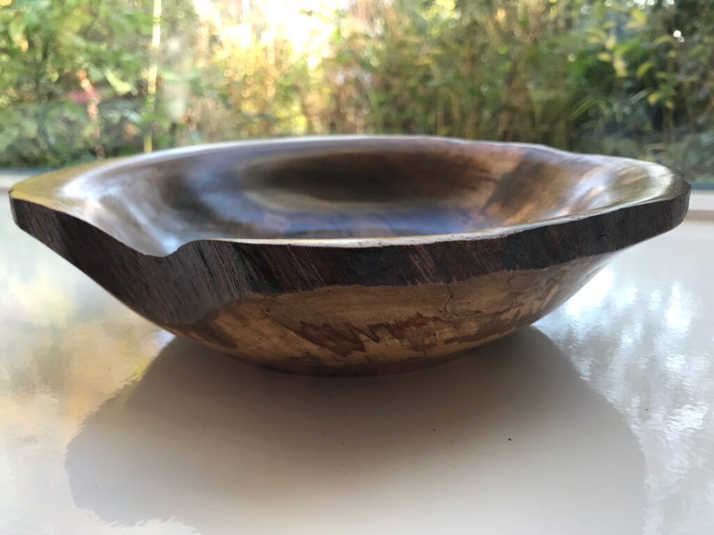 Frans notenhout afgewerkt met Rustin Danish ook. 7 lagen en met staalwol tussendoor geschuurd. Kern vervangen door cilindertje van 3mm Palisander. Zwak plekje bijgewerkt met noten houtstof en secondenlijm. 20 november 2019.