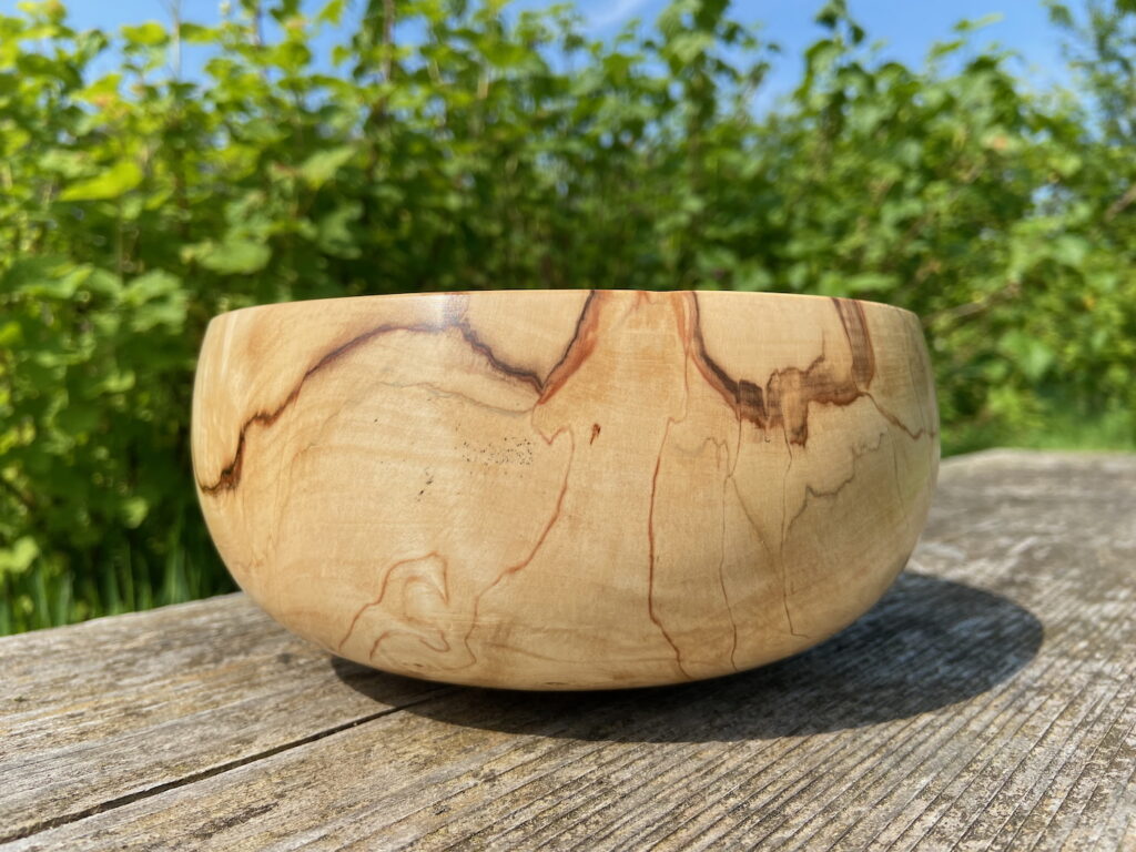 Esdoorn (?) met slaap. Afgewerkt met Ultrashine en Shellac cream. 10 mei 2022.