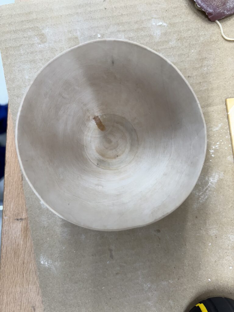 Schaaltje van nat gedraai perenhout. Gedraaid met Wiedemann haak. Een klein, behandeld barstje onderin.