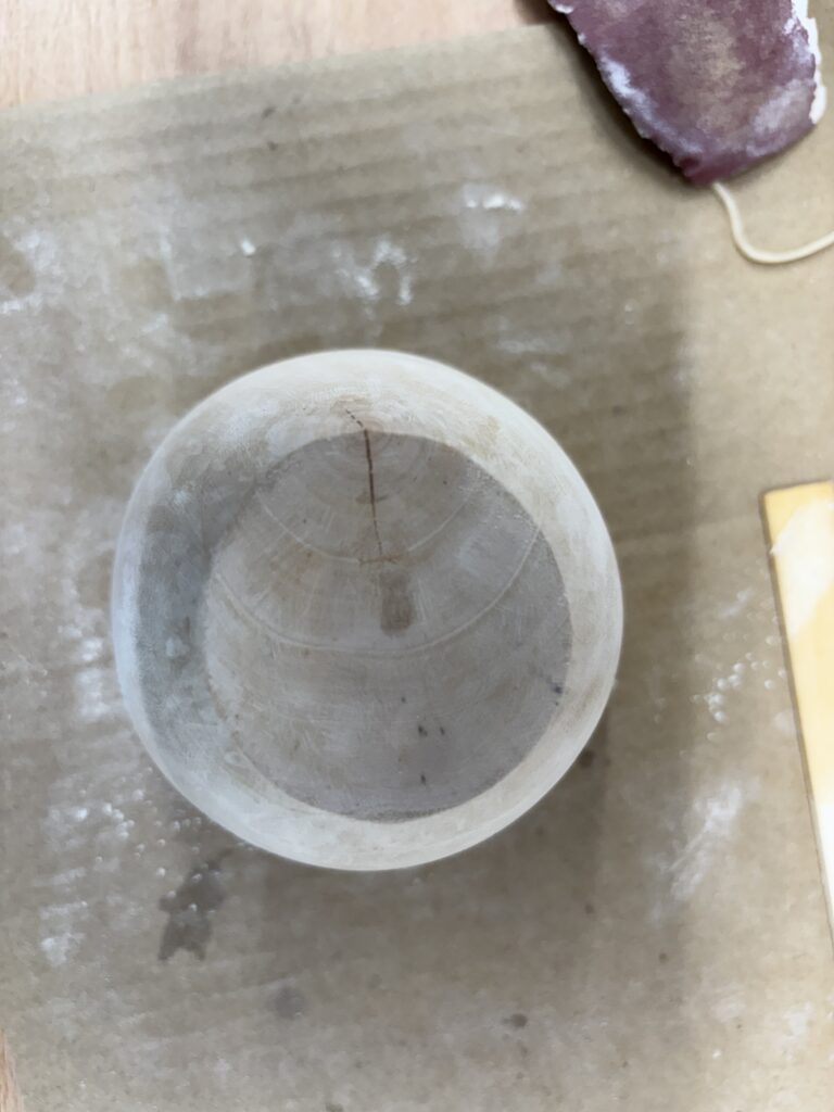 Schaaltje van nat gedraai perenhout. Gedraaid met Wiedemann haak. Een klein behandeld barstje onderin