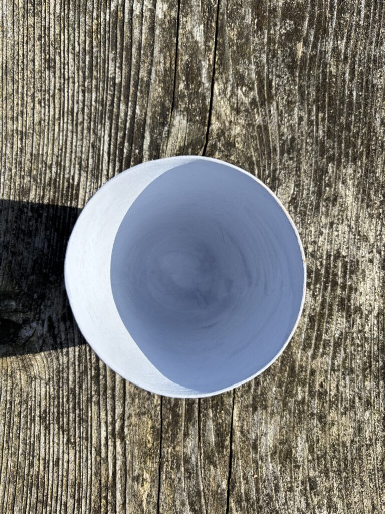 Schaaltje afgewerkt met melkverf. Perenhout nat gedraaid.