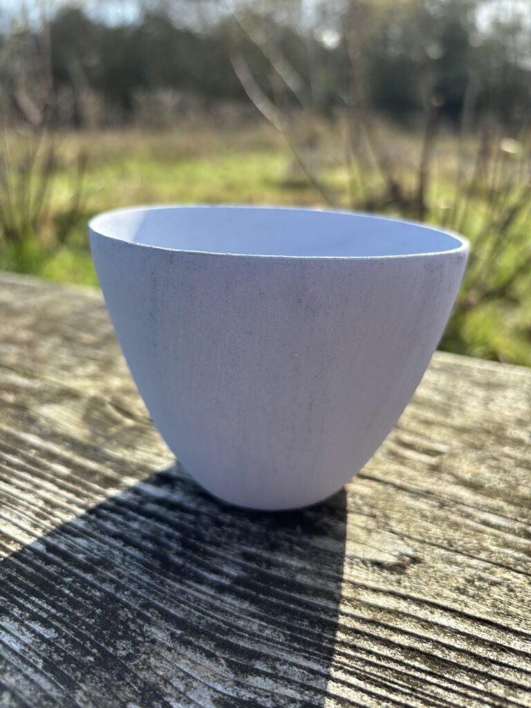 Schaaltje afgewerkt met melkverf. Perenhout nat gedraaid