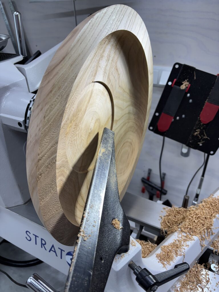 Schaal van iepenhout. Is in juni 2024 voorgedraaid. In maart 2025 afgedraaid.