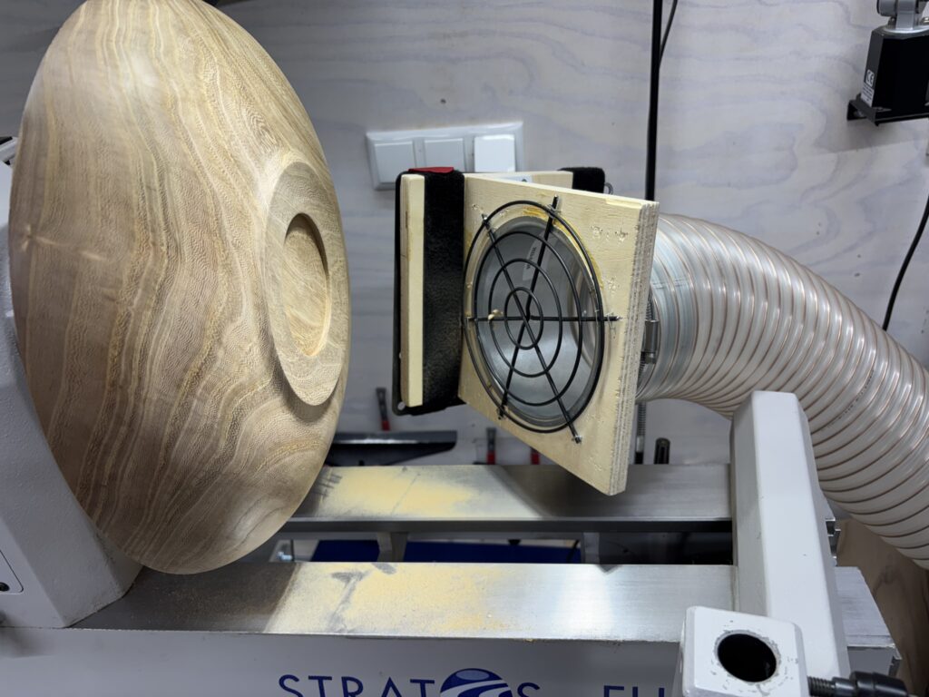 Schaal van iepenhout. Is in juni 2024 voorgedraaid. In maart 2025 afgedraaid