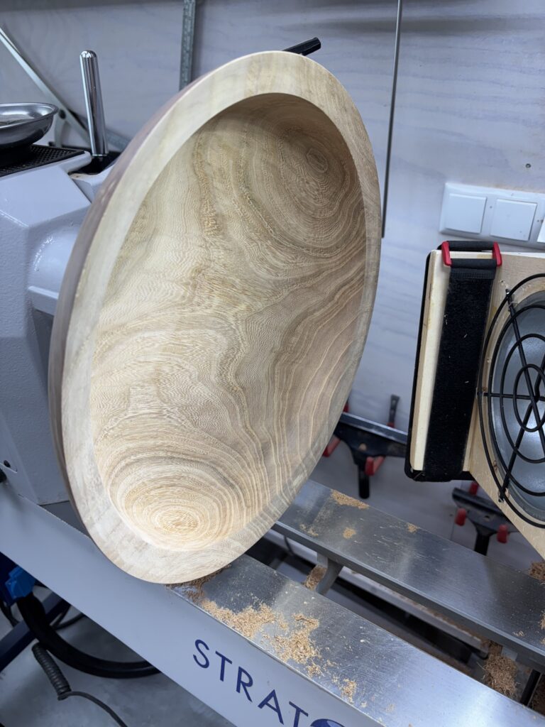 Schaal van iepenhout. Is in juni 2024 voorgedraaid. In maart 2025 afgedraaid. Binnenzijde wordt nu geschuurd