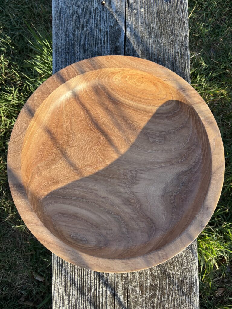 Iepenhouten schaal. Diameter 35,5cm, hoogte 6,5cm. Afgewerkt met Osmo 3041 en 3062.