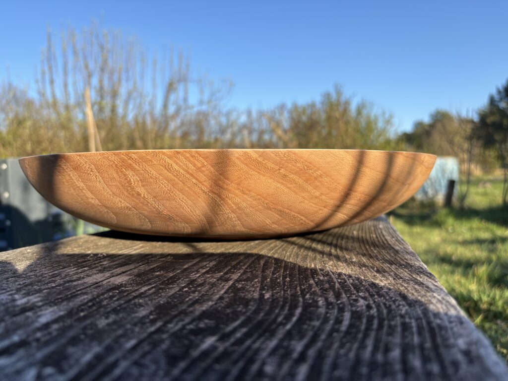 Uiteindelijk resultaat iepenhouten schaal. Afgewerkt met Osmo 3041 en 3062, dat zorgt voor een natuurlijke uitstraling en het hout goed beschermt. Diameter 35,5cm, hoogte 6,5cm.