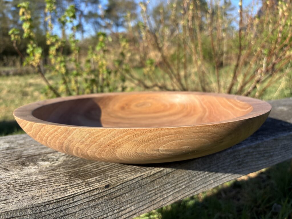 Uiteindelijk resultaat iepenhouten schaal. Afgewerkt met Osmo 3041 en 3062, dat zorgt voor een natuurlijke uitstraling en het hout goed beschermt. Diameter 35,5cm, hoogte 6,5cm.