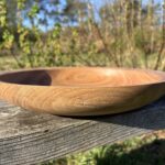 Uiteindelijk resultaat iepenhouten schaal. Afgewerkt met Osmo 3041 en 3062. Deze afwerking zorgt voor een natuurlijke uitstraling en beschermt het hout goed. Diameter 35,5cm, hoogte 6,5cm.