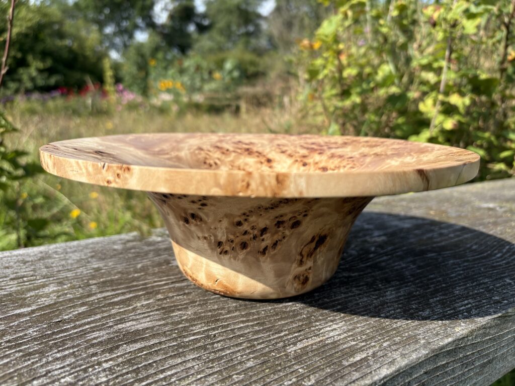 Mappa Burl. Afgewerkt met Borma Hardtop Polish in spuitbus. Diameter 26cm, hoogte: 9cm.