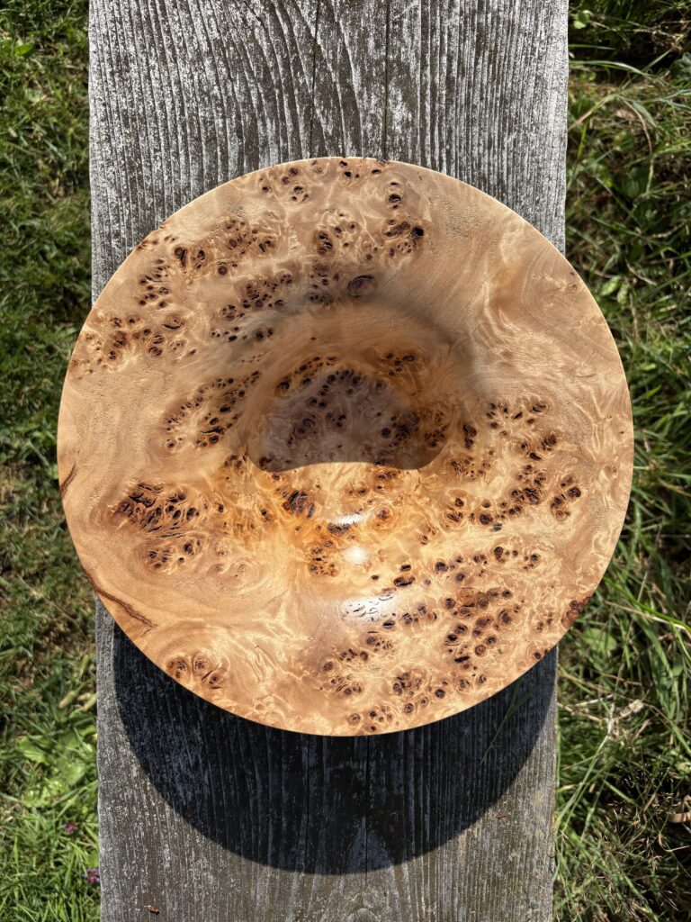 Mappa Burl. Afgewerkt met Borma Hardtop Polish in spuitbus. Diameter 26cm, hoogte: 9cm.