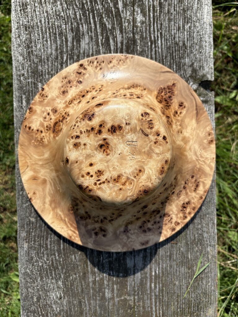 Mappa Burl. Afgewerkt met Borma Hardtop Polish in spuitbus.