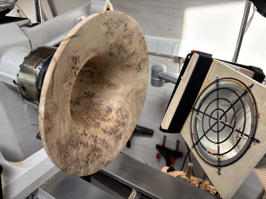 Mappa Burl. Het afdraaien van de eerder doorgedraaide schaal.