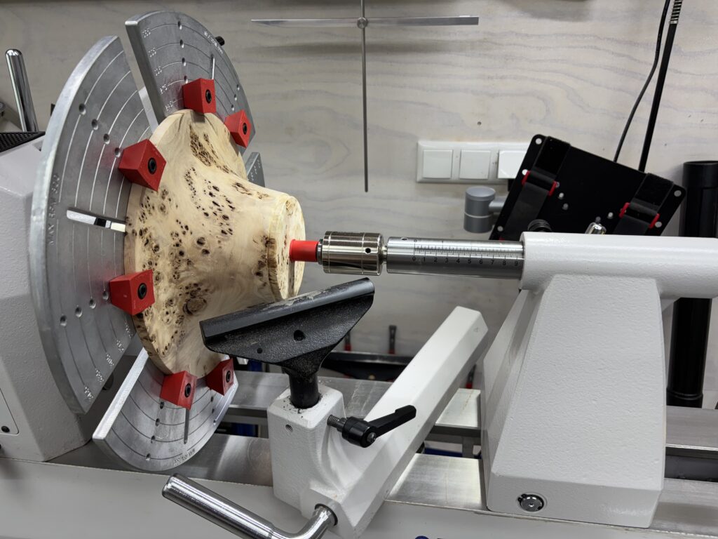 Mappa Burl. Het afdraaien van de eerder doorgedraaide schaal.