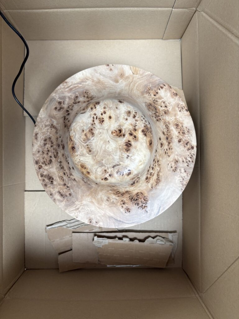 Mappa Burl. Schaal in de geïmproviseerde "spuitcabine." Klaar om afgewerkt te worden met Borma Hardtop Polish in spuitbus.