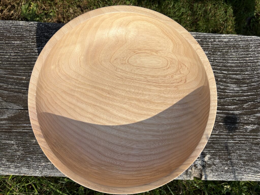 Schaal van Essenhout. Diameter 27cm, hoogte: 7cm. Afgewerkt met OSMO TopOil 3068 (Natural, 1e laag) en 3058 (Mat, 3 lagen).