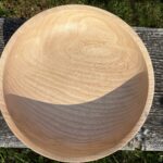 Schaal van Essenhout. Diameter 27cm, hoogte: 7cm. Afgewerkt met OSMO TopOil 3068 (Natural, 1e laag) en 3058 (Mat, 3 lagen).