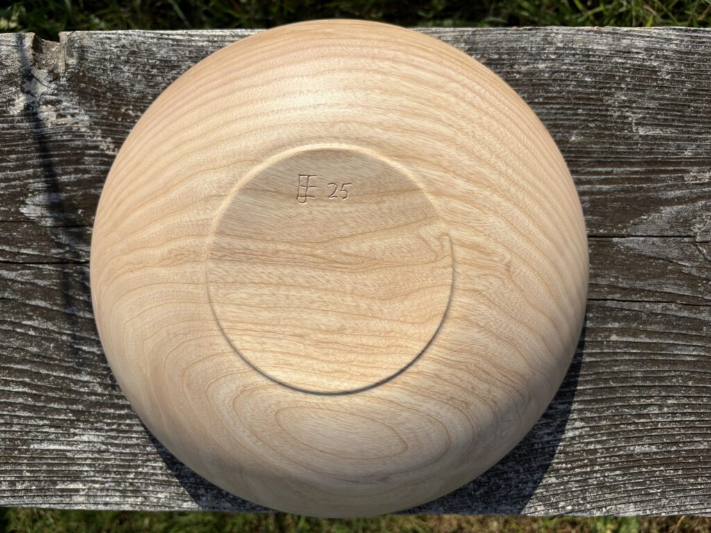 Schaal van Essenhout. Diameter 27cm, hoogte: 7cm. Afgewerkt met OSMO TopOil 3068 (Natural, 1e laag) en 3058 (Mat, 3 lagen).