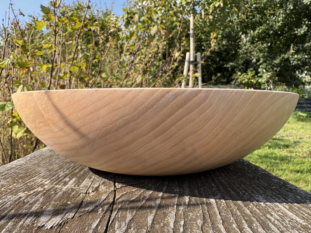 Schaal van Essenhout. Diameter 27cm, hoogte: 7cm. Afgewerkt met OSMO TopOil 3068 (Natural, 1e laag) en 3058 (Mat, 3 lagen).