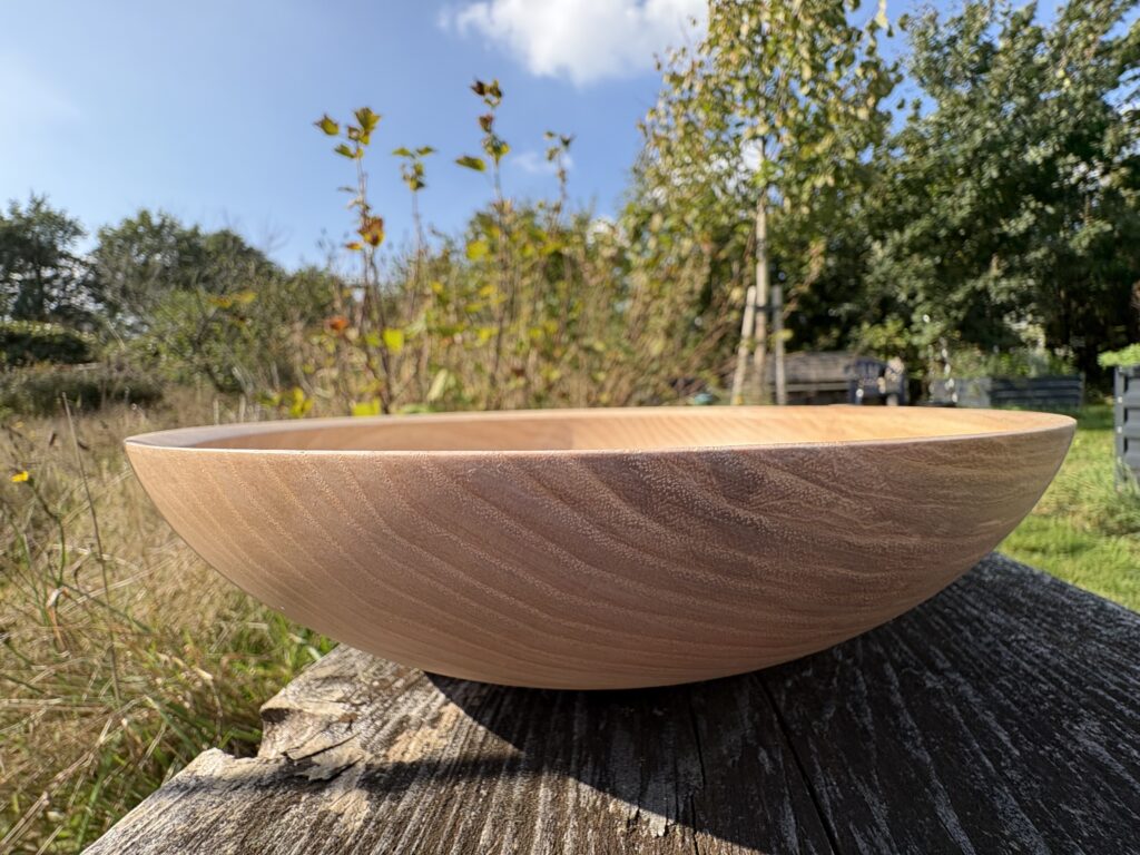Schaal van Essenhout. Diameter 27cm, hoogte: 7cm. Afgewerkt met OSMO TopOil 3068 (Natural, 1e laag) en 3058 (Mat, 3 lagen).