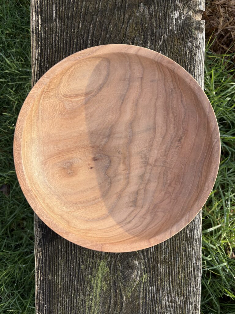 Iepen schaal. Diameter: 28cm. Hoogte: 6cm. Afgewerkt met Osmo TopOil 3068 (Natural) en 3058 (Mat).