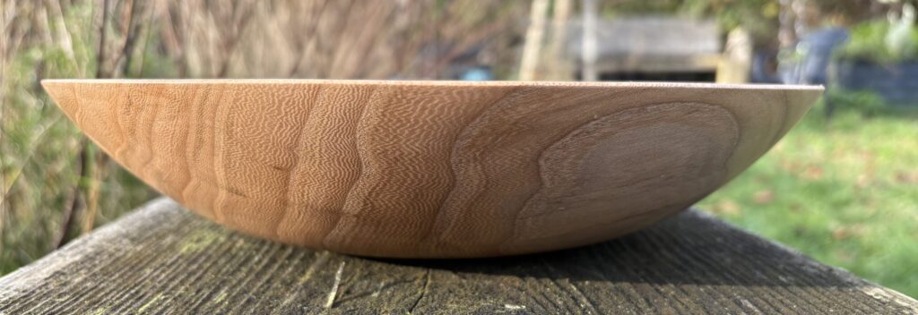 Iepen schaal. Diameter: 28cm. Hoogte: 6cm. Afgewerkt met Osmo TopOil 3068 (Natural) en 3058 (Mat).