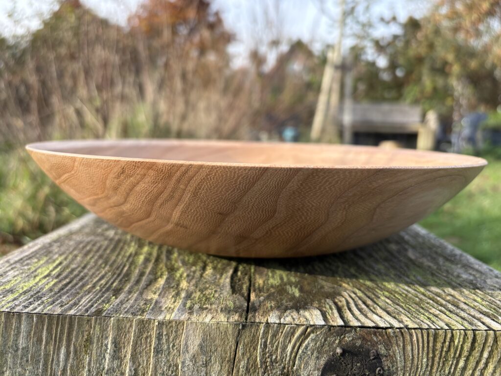 Iepen schaal. Diameter: 28cm. Hoogte: 6cm. Afgewerkt met Osmo TopOil 3068 (Natural) en 3058 (Mat).