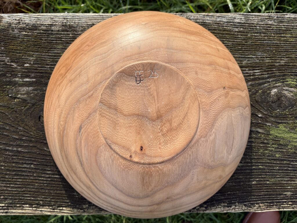 Iepen schaal. Diameter: 28cm. Hoogte: 6cm. Afgewerkt met Osmo TopOil 3068 (Natural) en 3058 (Mat).